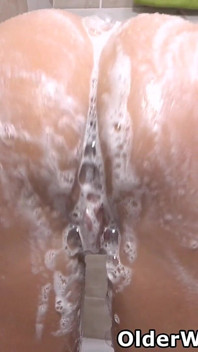 Eine heiße dusche schickt reife sunny in einen-masturbationsrausch