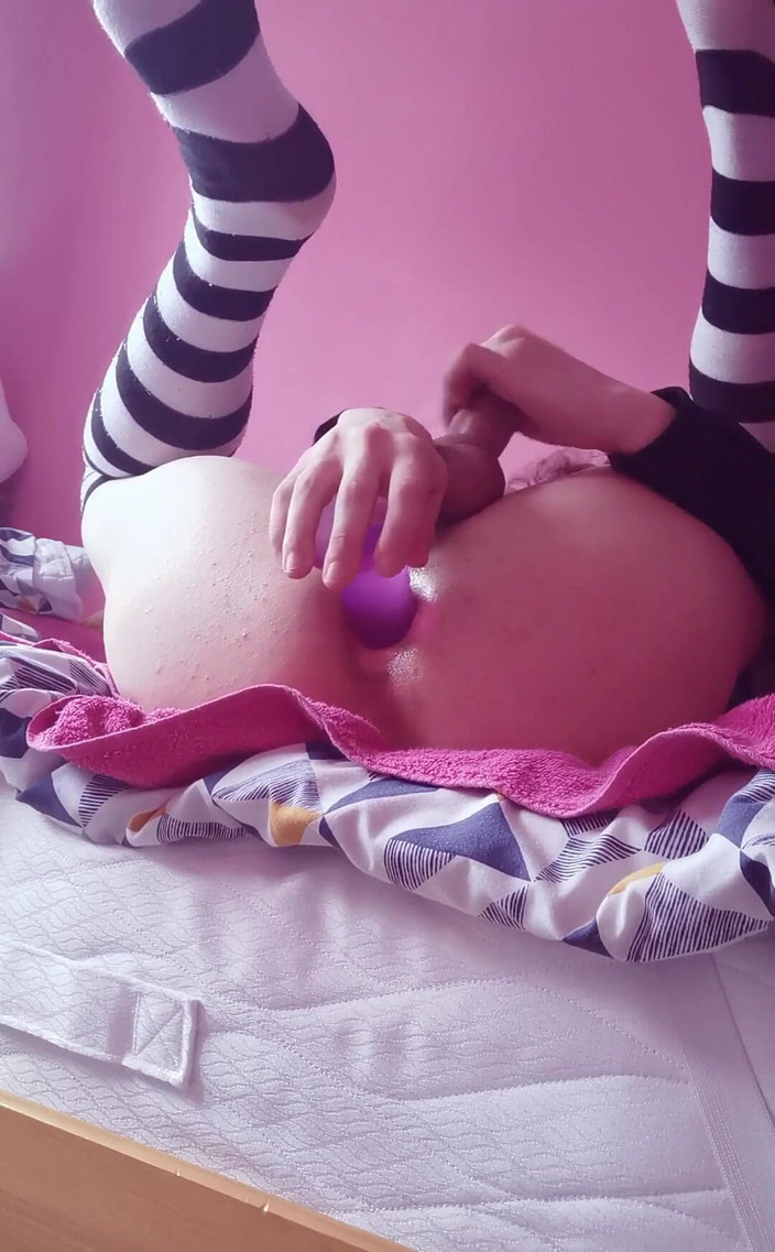 Rainbow Femboy: Фембои готести используют несколько различных игрушек