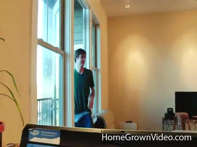 Homegrown Handjob: Dakota Charms Mike Wolf par do haathon ka upyog karti...