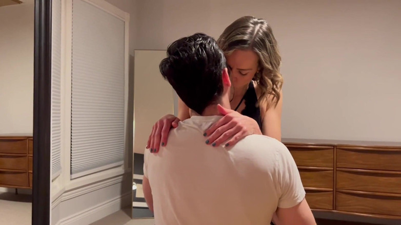 Serenity Cox: Un mari et un ami baisent et remplissent la chatte...