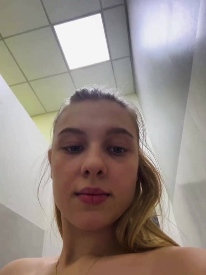 JuiceLussie: Obrovský anální kolík v dokonalém zadku. Prstění růžové kundičky