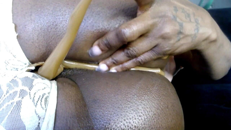 Maeling: Soutien-gorge noire, cuisse huileuse et cul étouffant