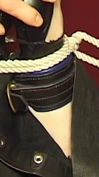 Kızıl saçlı orta yaşlı seksi kadın baskın usta tarafından bağlı ve şaplaklanıyor