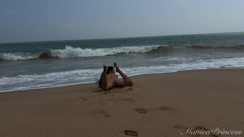 Princess Monica: 해변에서의 토플리스, 보지 핑거링, 야외 누드