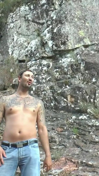 Pantat brunette semok disetubuhi di tepi sungai