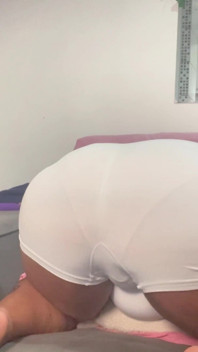 白いショートパンツで食事をしたりテレビを見たりしながらおならをするぽっちゃり系