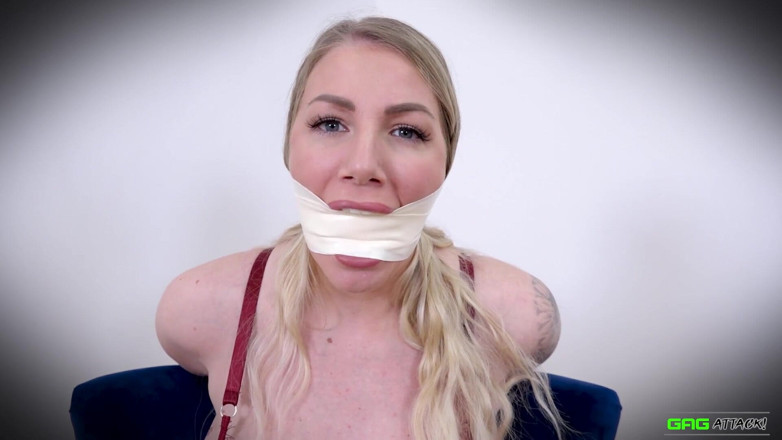 Gag Attack: Danielle Maye - माइक्रोफोम टेप गला घोंटना