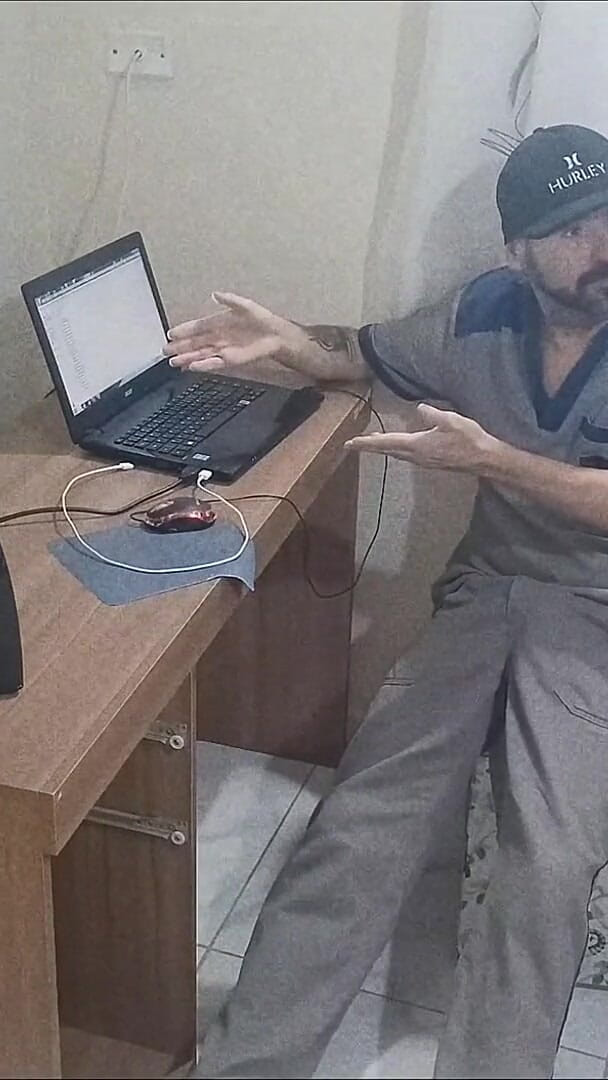 FannySquirting: Bà nội trợ nhận kỹ thuật viên internet với quần áo...