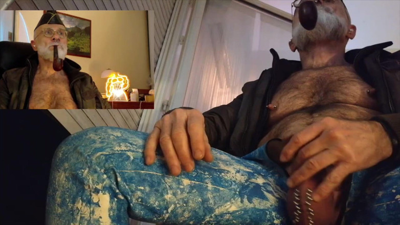 MusclesCigarsFFPig: Papa raucht seine Zigarre und Pfeife, während er sich selbst...