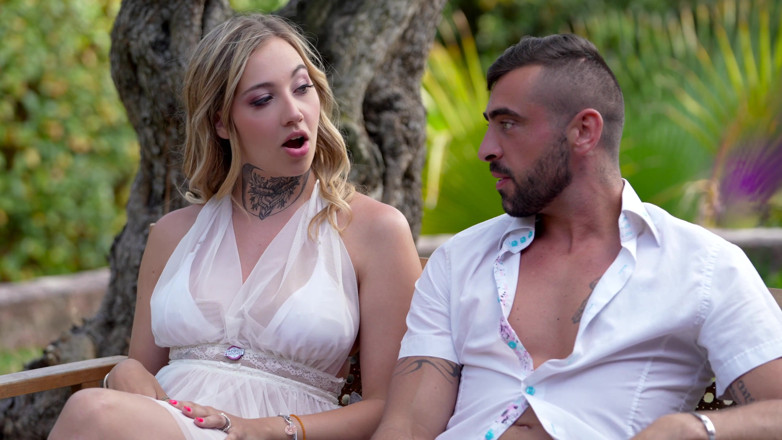 Jet sex prod: Hezká dívka a královna mají sex se dvěma muži na...
