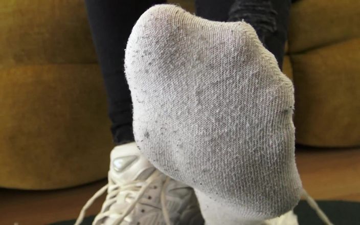 Foot Girls: Huele mis calcetines apestosas, directamente desde las zapatillas, ¡tímidas los pies!