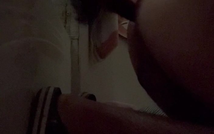 Cream out butt: Xì hơi lỗ hậu