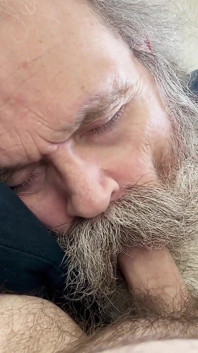 Papai de bigode adora pau, engole porra