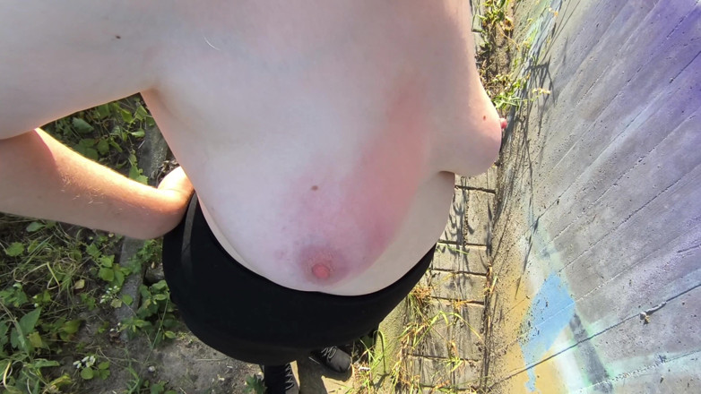 Bouncy Tits Action: Titslapping World Record Trainig 2 - 9 di 18 - 4230 schiaffi