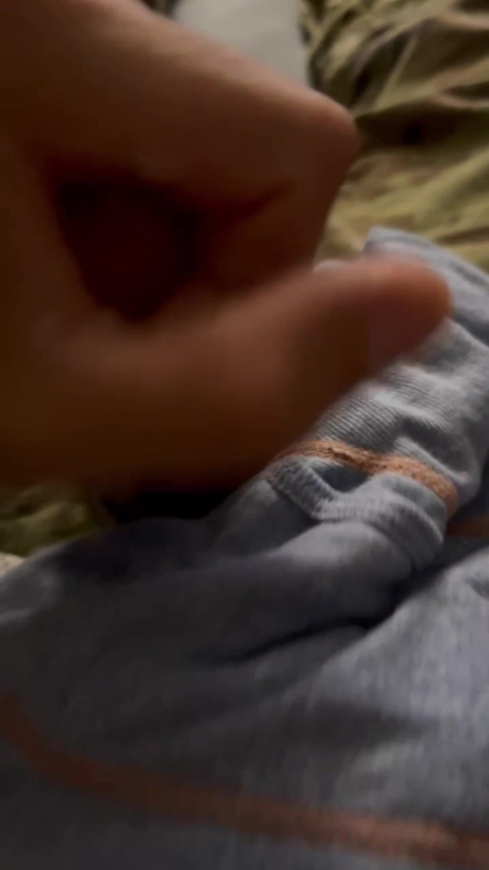 Gay Soldier Stuff: Tembakan air mani di jockstrap biru, celana dalam putih, masturbasi...