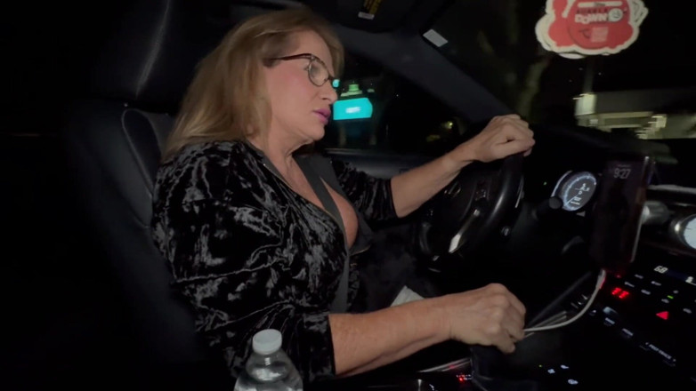 Island Boy Vids: Uber Driver Lana Lee mě vyzvedne pro více než svezení