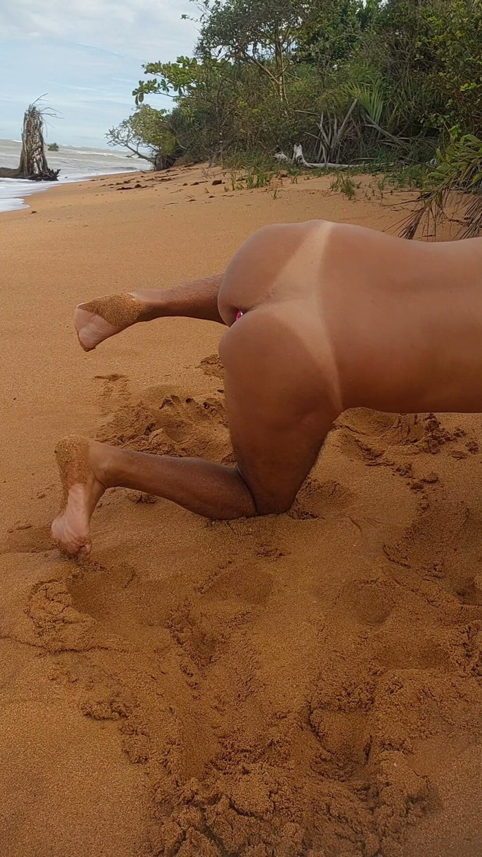 Ladysilvas: Nahá Ladysilva na pláži Předvádí opálený sexy zadek s análním...
