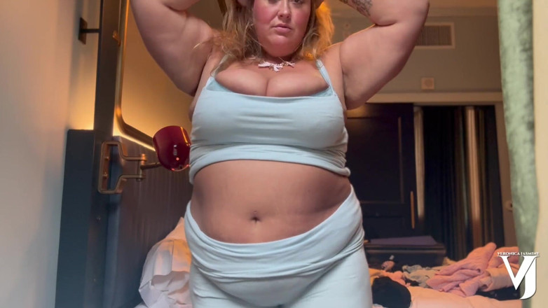Veronica Jasmine: Gigantyczna milf huśta się grubymi piersiami i bawi się ze...