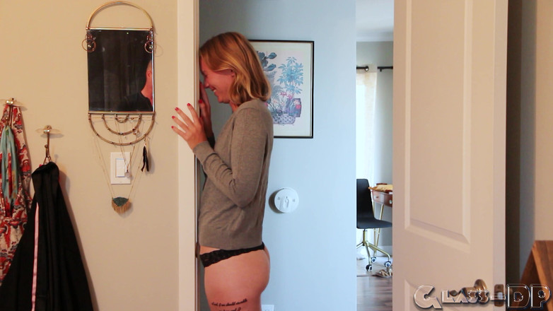 GLASSDP: 그녀가 당신을 위해 넓게 퍼질 때 그녀의 보지와 처녀를 보여주는 실제 처녀