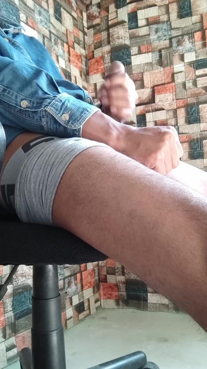 Hornyboy2058: Boksörlü ateşli adam yüksek sesle inliyor ve durmadan yarağını okşuyor...