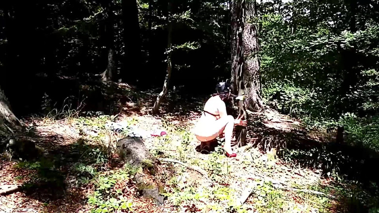 Toilet Mommy: Cuplu pervers prins jucându-se în pădure