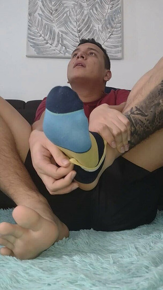 Tomas Styl: Latinoameričan ukazuje své bosé nohy při sledování televize