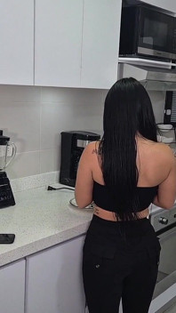 La bella latina paga un apprendista plomero con un bel giro sul suo cazzo e lei la viene riccamente