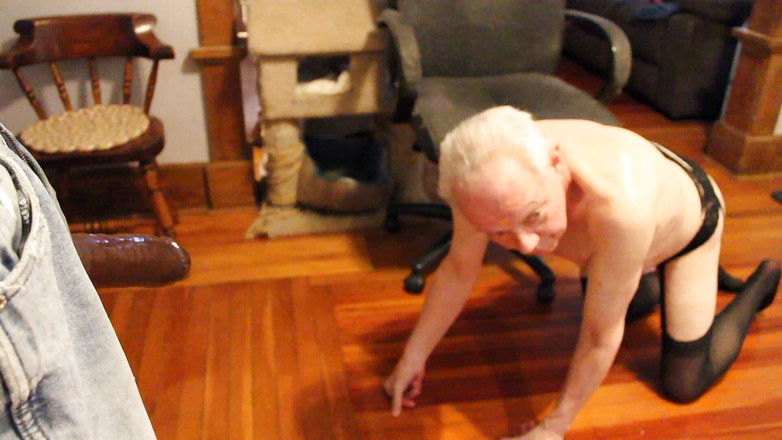 Erachi: Erachi'nin büyük zenci babası ona ağzını dolusu ve götlü yakın çekim...