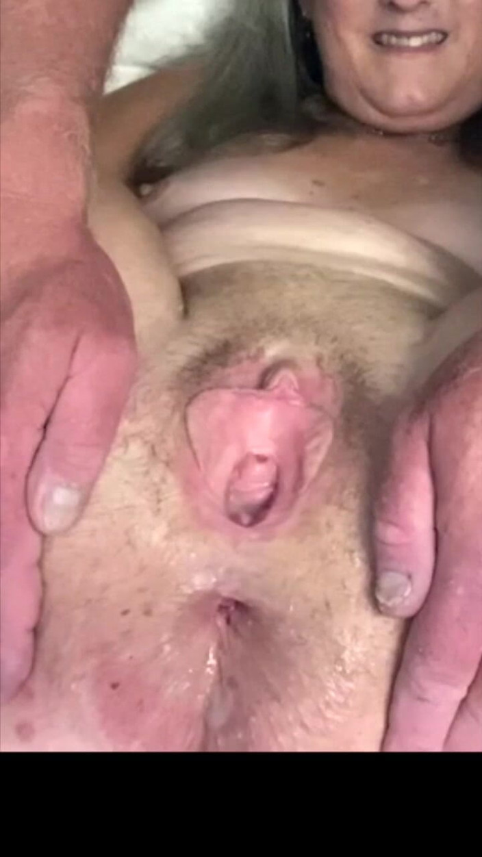 Squirting Senior: Gros plan, creampie anal et maman mature écartée