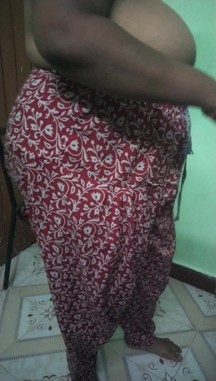 Tamil lesbian: Tiga tante pakai gaun hot di kamar tidurku