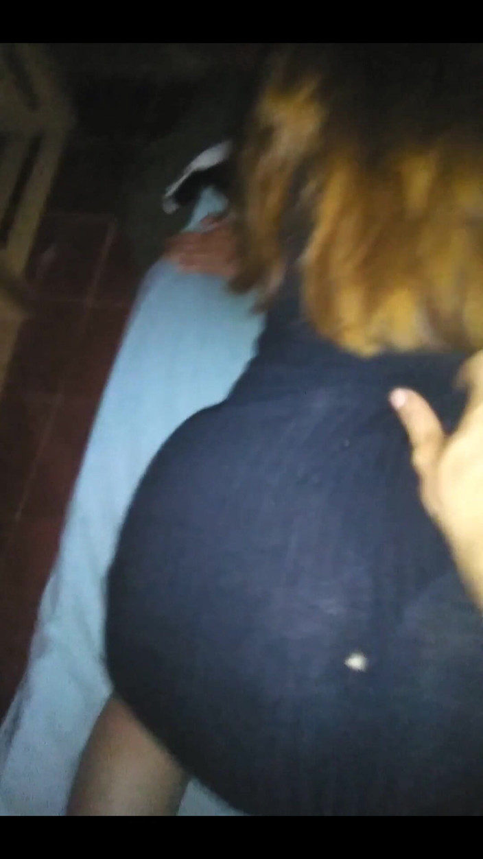 Fitcure1: ドレスをめくり上げ、お尻に触れ、Tバックを滑らせて指を入れる