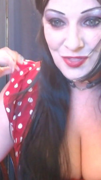 Aplicación de lápiz labial mate rojo pout pucker lip oler