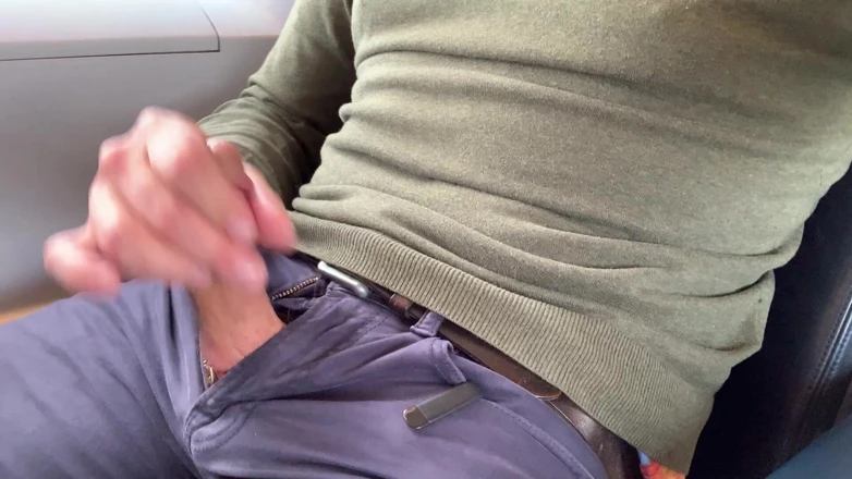 TJenner: 在火车上撸管，大量射精
