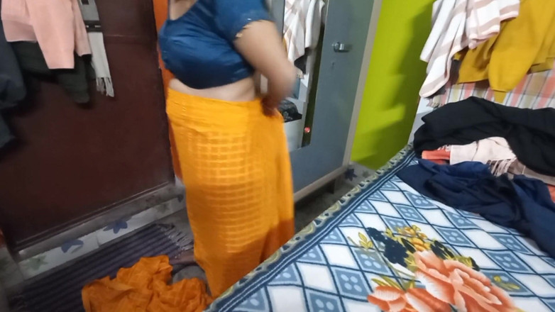Manjushukla: Muy hermosa india en sari amarillo