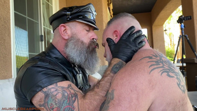 Muscle Bear Porn: Daging merokok