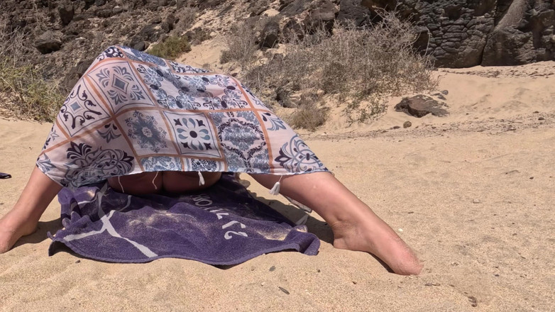 Emma Voyeur: Naken flicka blinkar på stranden