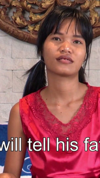 Une belle-mère asiatique taquine son beau-fils pour une sodomie