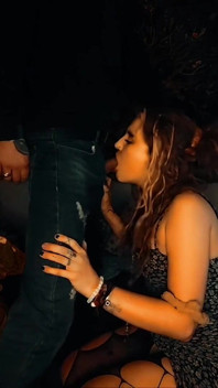 Vagabunda chupando pau duro grande, depois sendo hardcore fodida na cara e garganta profunda até ele gozar bem na cara e na boca dela.