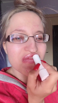 Asmr jí banánovou růžovou rtěnku - rty fetiš jídlo fetiš fetiš rtěnky brýle