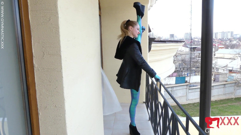 Gymnastic: Kontorsi di balkon dengan catsuit spandex seksi