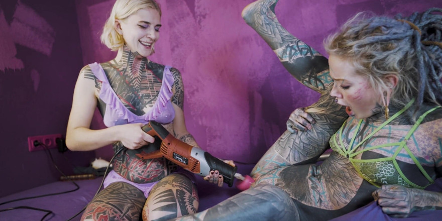 Z-Filmz: Mașină de futut anal distruge curul fetelor drăguțe tatuate - acțiune...