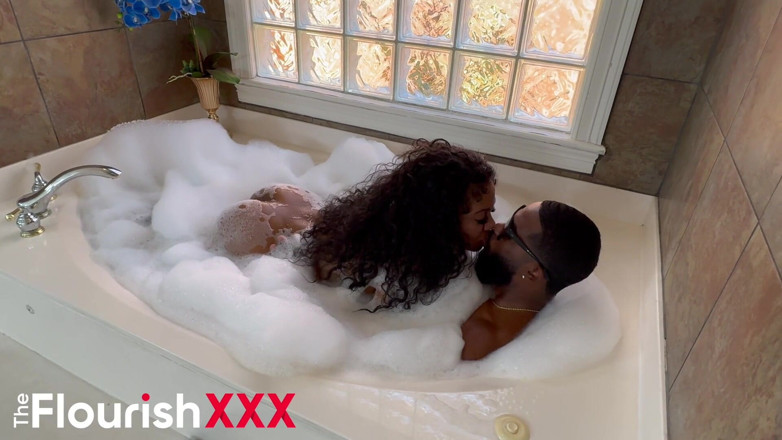 The Flourish XXX: La passion de Mochi G et massagebyblack