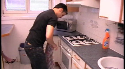 Femdom Austria: กินจากพื้นห้อง