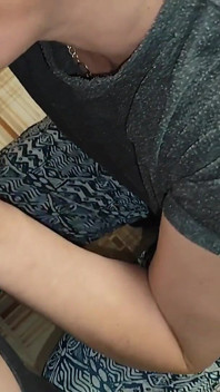 İtaatkar üvey anne olgun orta yaşlı seksi üvey oğlu yarağını siliyor ve dölünü yutuyor