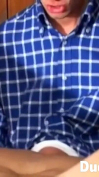 발판에 기대어 후장 따먹히는 예쁜 소년