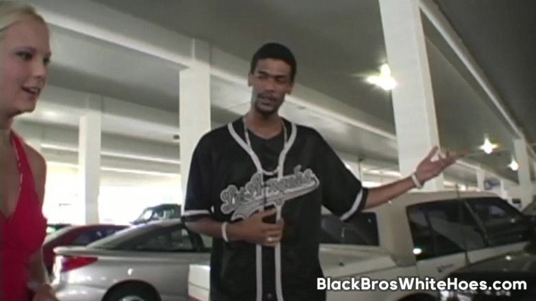 Black Bros White Hoes: Blond porrstjärna Elizabeth Del Mar knullar en stor svart kuk