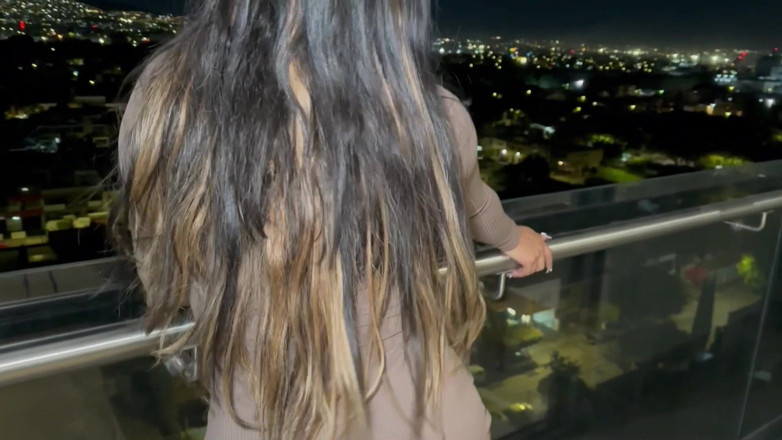 VeritoAguas: Vizinha mexicana fode seu meio-irmão na varanda do apartamento até...