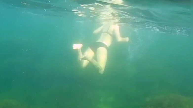 Risky Hairy Couple: Nadando e se mostrando no mar