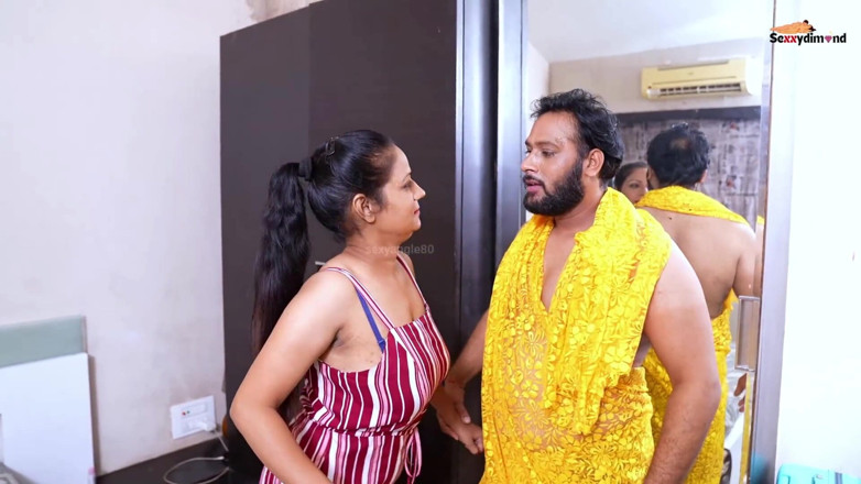 Kilash: Sora vitregă indiană desi în pizdă roz cu sari galben, fiul...