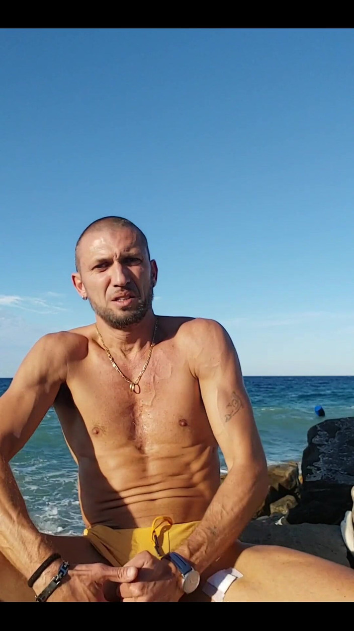 Boy jerking off: La plajă